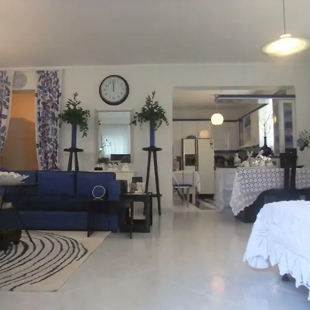 A Majestic Elegant House With A Garden Apartament