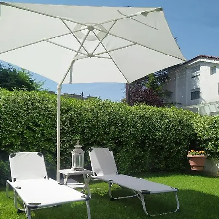 Апартаменты A Majestic Elegant House With A Garden Переа