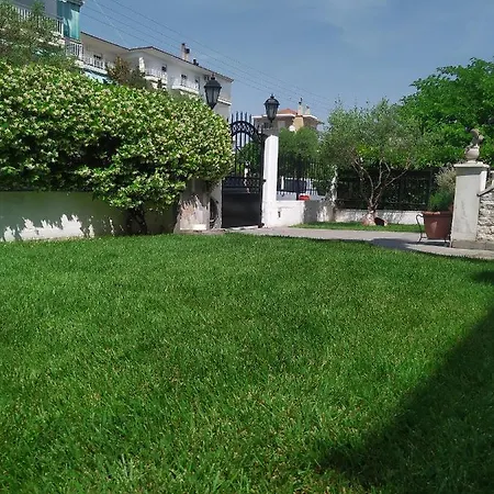 Апартаменты A Majestic Elegant House With A Garden