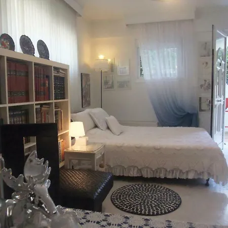 A Majestic Elegant House With A Garden *