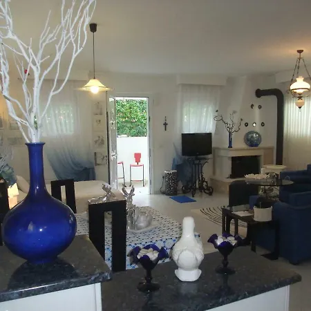 Апартаменты A Majestic Elegant House With A Garden *