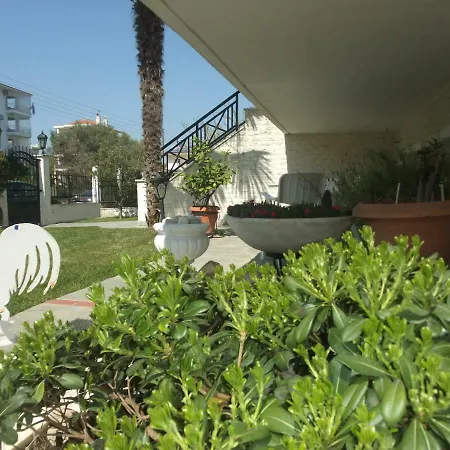 Апартаменты A Majestic Elegant House With A Garden Переа